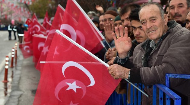 DULKADİROĞLU'NDAN 12 BİN TÜRK BAYRAĞI
