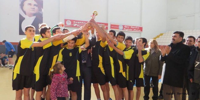 FATİH ANADOLU LİSESİ HENTBOLDA ŞAMPİYONUMUZ OLDU