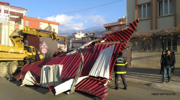 “FIRTINA 20 ÇATIYI UÇURDU”