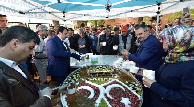 GÖKSUN’DA BAŞKANLAR AŞURE DAĞITTI