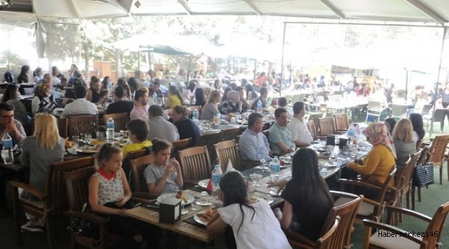 HEMŞİRELER KAHVALTIDA BİR ARAYA GELDİ..