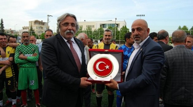 İHTİYAR DELİKANLILAR TOP KOŞTURDU..