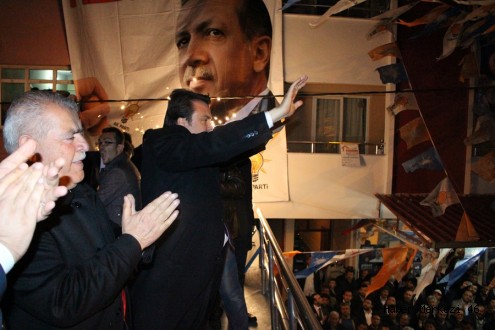 KARACAOĞLAN’DA AK PARTİ ÇOŞKUSU