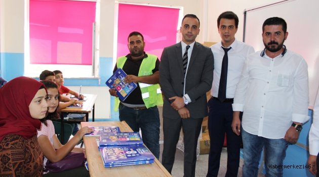 KASKİ’NİN TAŞERON FİRMASINDAN EKİNÖZÜLÜ ÖĞRENCİLERE KİTAP YARDIMI