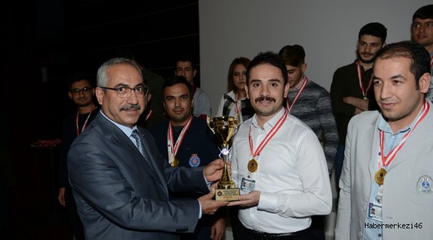 KAZANANLARA KUPALARINI REKTÖR DEVECİ VERDİ